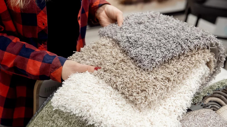Thảm trải sàn thường ảnh hưởng lớn đến diện mạo ngôi nhà và cũng có chi phí khá cao, do đó bạn không nên vội vàng đưa ra quyết định.