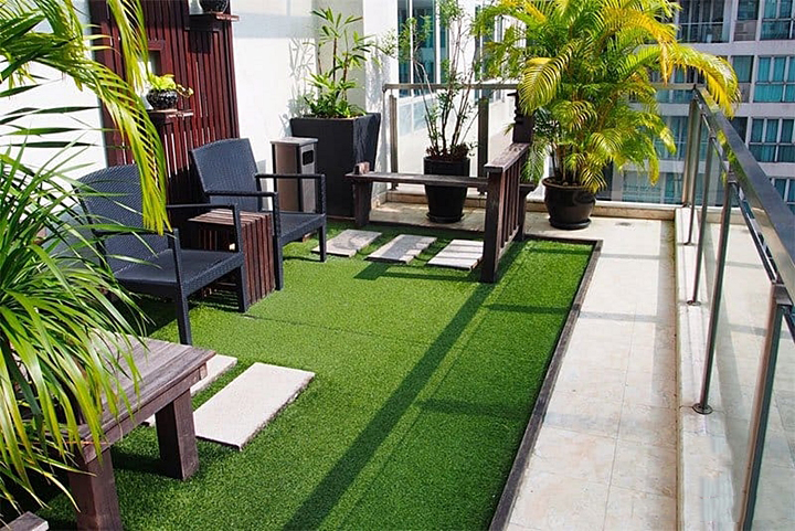 sử dụng thảm cỏ nhân tạo vừa giúp tạo không gian xanh mát, vừa tiết kiệm thời gian và công sức dọn dẹp ban công hằng ngày.