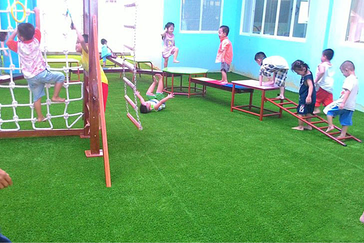 thảm cỏ thì với độ bền và độ đàn hồi cao, thảm cỏ nhựa sẽ giúp giảm chấn thương cho trẻ.