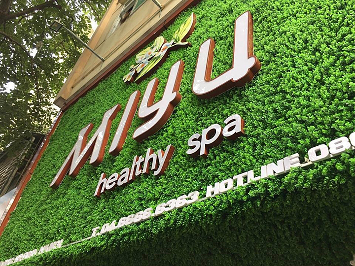 Thảm cỏ nhân tạo làm banner, bảng hiệu quảng cáo để ngoài trời, dán tường ở phía ngoài để tạo mảng xanh bắt mắt khi nhìn vào cửa hàng, quán cafe, hay nhà hàng