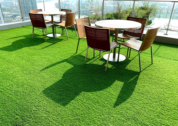 các kiên trúc sư lựa chọn các loại thảm cỏ nhân nhân tạo làm vật liệu trang trí tường, cửa sổ, lối đi, sàn bếp