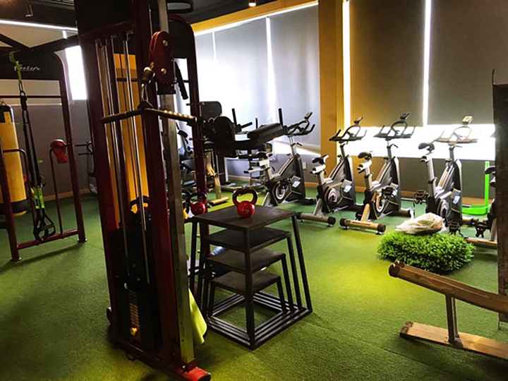 Khi sử dụng cỏ nhân tạo dùng để lót sàn cho các thiết bị tập và lối đi của phòng Gym, giúp tăng cường độ bám cao, không trơn trượt, đặc biệt mỗi bước chân đều êm ái.
