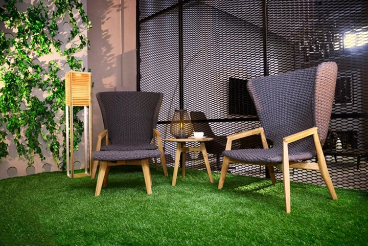 quán cafe có sân vườn hoặc tường cây giả bằng cỏ nhân tạo sẽ đem đến một mỹ quan ấn tượng, đầy thu hút.