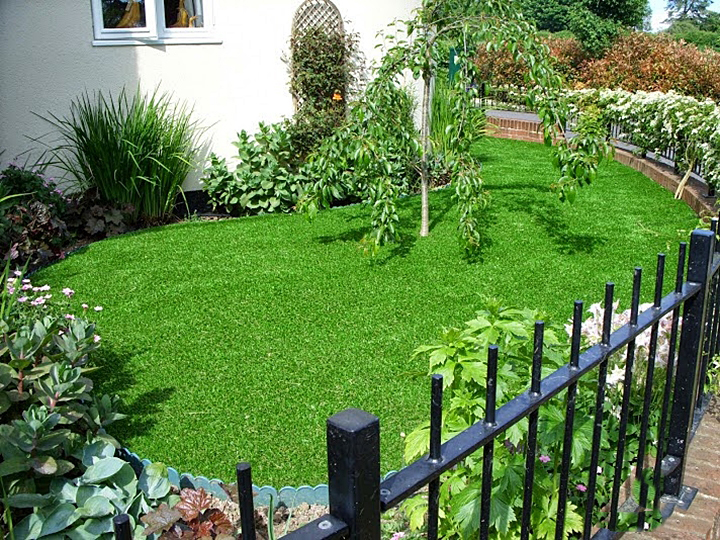 Thay vì để bức tường hoặc nền sân thượng nhà mình lót gạch, đổ sàn bê tông tạo cảm giác nóng nực, bạn hãy làm cho không gian sân thượng tươi mát bởi màu xanh của thảm cỏ nhựa và những chậu cây cảnh xinh xắn.