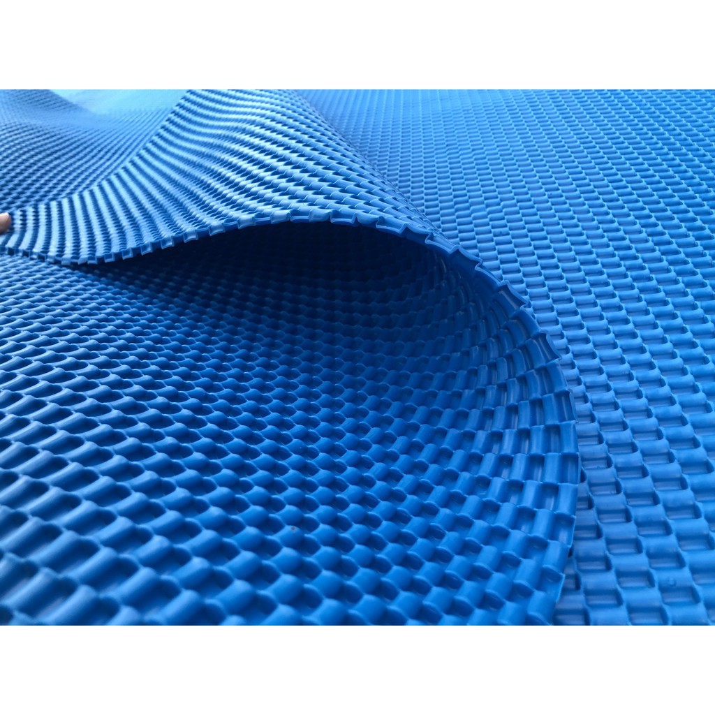 Thảm Nhựa 3D Chống Trơn Trượt Và Trải Sàn Ô Tô có thiết kế là các đường hoa văn lồi lõm chạy dọc thân thảm, mục đích là tạo ma sát để chống trơn cũng như giúp công việc vệ sinh dễ dàng hơn